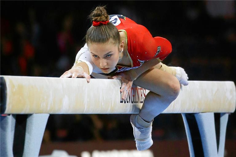 Emelie Petz hat beim Bundesliga-Wettkampf in Mannheim auf dem Balken eine zufriedenstellende Leistung gezeigt. Foto: Baumann