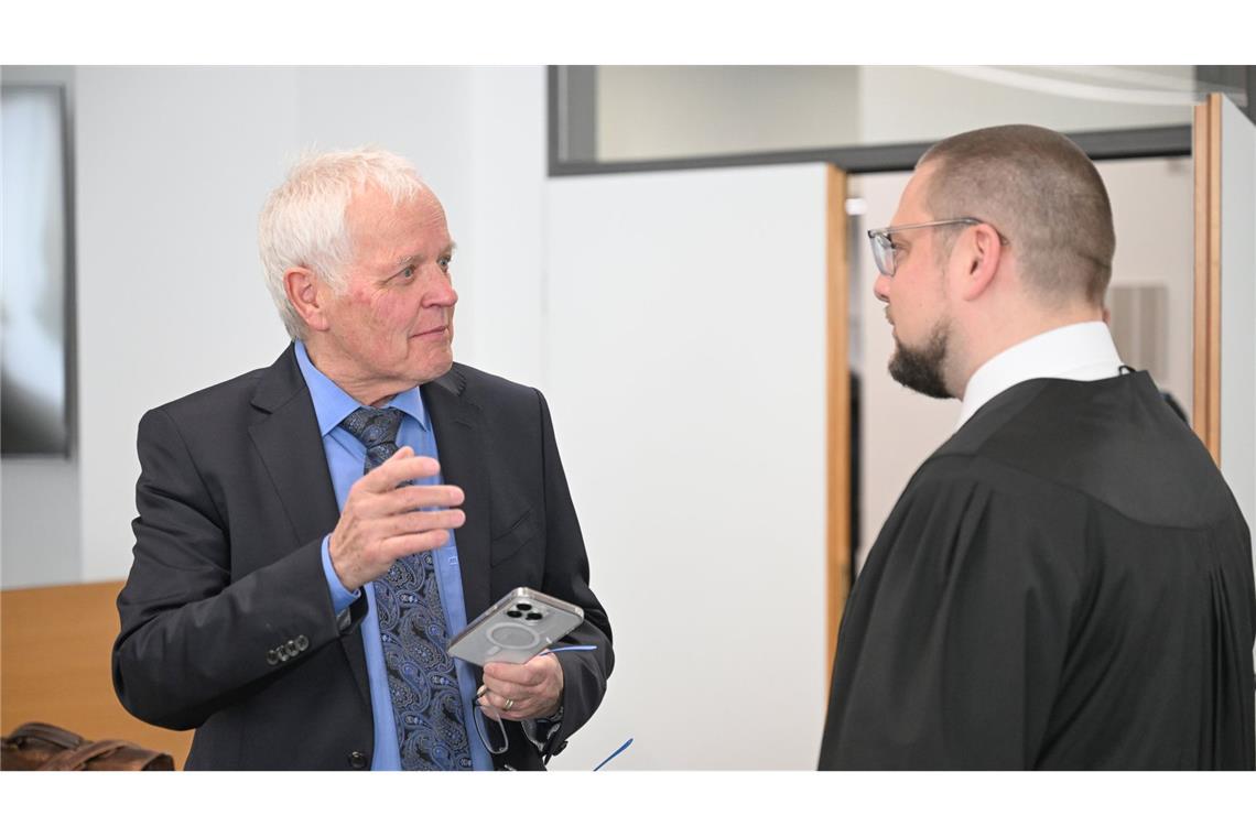 Emil Sänze (links), Abgeordneter der AfD im Landtag von Baden-Württemberg, mit dem Anwalt der Partei Christian Conrad