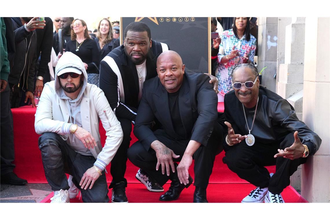 Eminem (l-r), 50 Cent, Dr. Dre und Snoop Dogg nehmen an der Zeremonie teil, bei der Dr. Dre mit einem Stern auf dem Hollywood Walk of Fame geehrt wird.