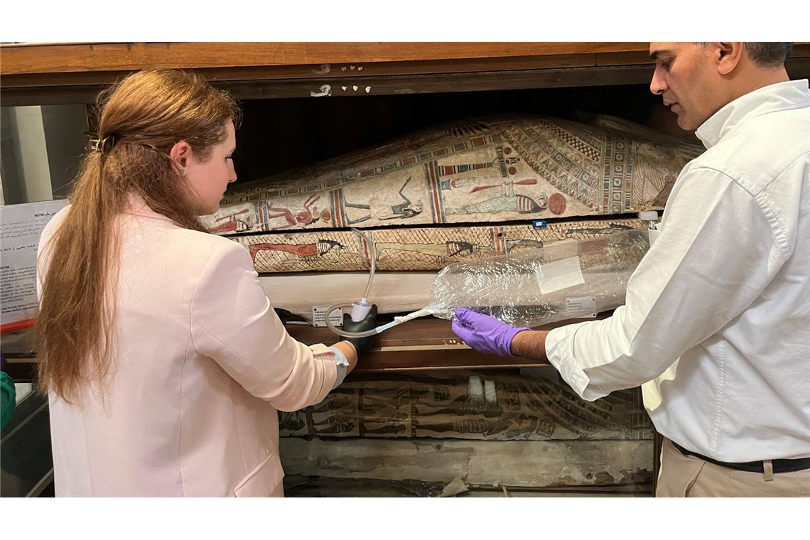 Emma Paolin und Abdelrazek Elnaggar von der Universität Ljubljana nahmen Luftproben im Ägyptischen Museum in Kairo.