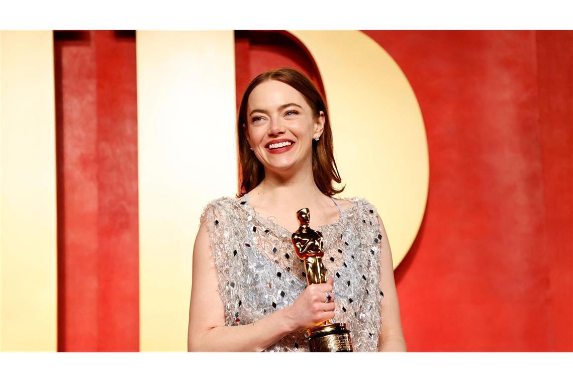 Emma Stone auf der  Vanity Fair Oscars Party. Die US-Schauspielerin gewann den Oscar als beste Schauspielerin für ihre Rolle in „Poor Things“.