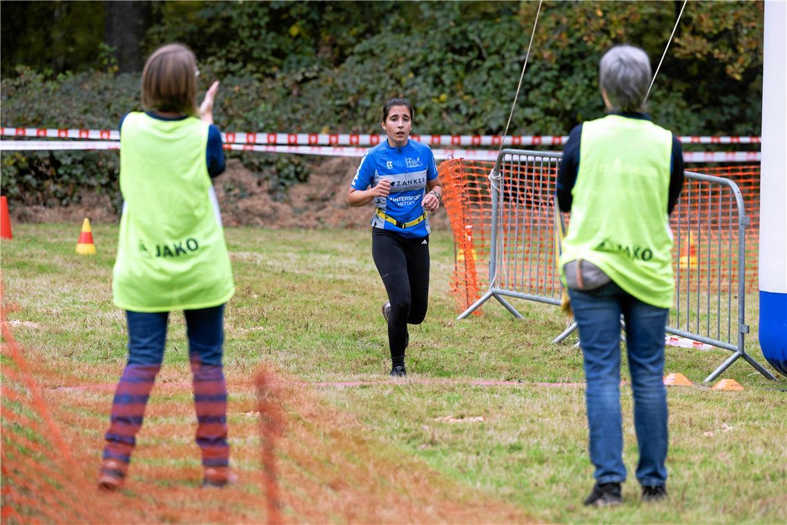 Emma Wundel vom TC Backnang ist auf dem Weg ins Ziel.