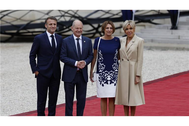 Emmanuel Macron empfing gemeinsam mit seiner Frau Brigitte Macron Bundeskanzler Olaf Scholz mit seiner Frau Britta Ernst bei der Eröffnungsfeier der Olympischen Sommerspiele 2024 in Paris.