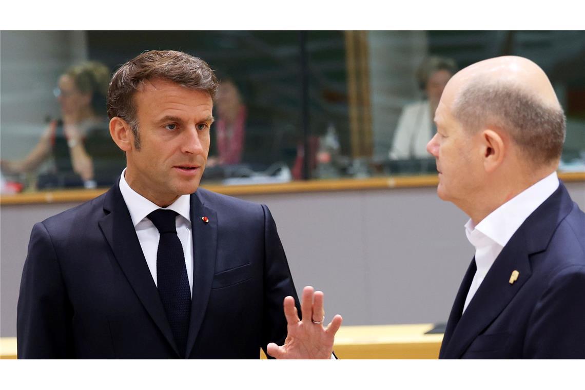 Emmanuel Macron (l), Präsident von Frankreich, spricht mit Bundeskanzler Olaf Scholz.