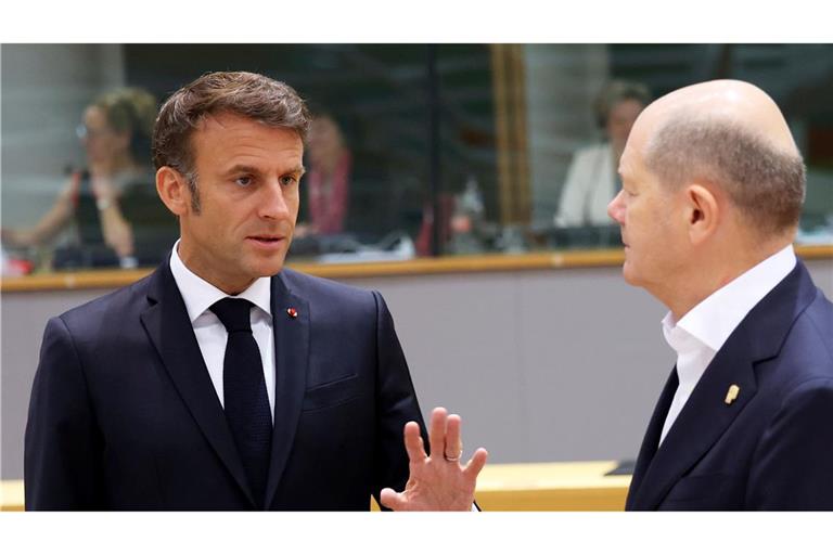 Emmanuel Macron (l), Präsident von Frankreich, spricht mit Bundeskanzler Olaf Scholz.