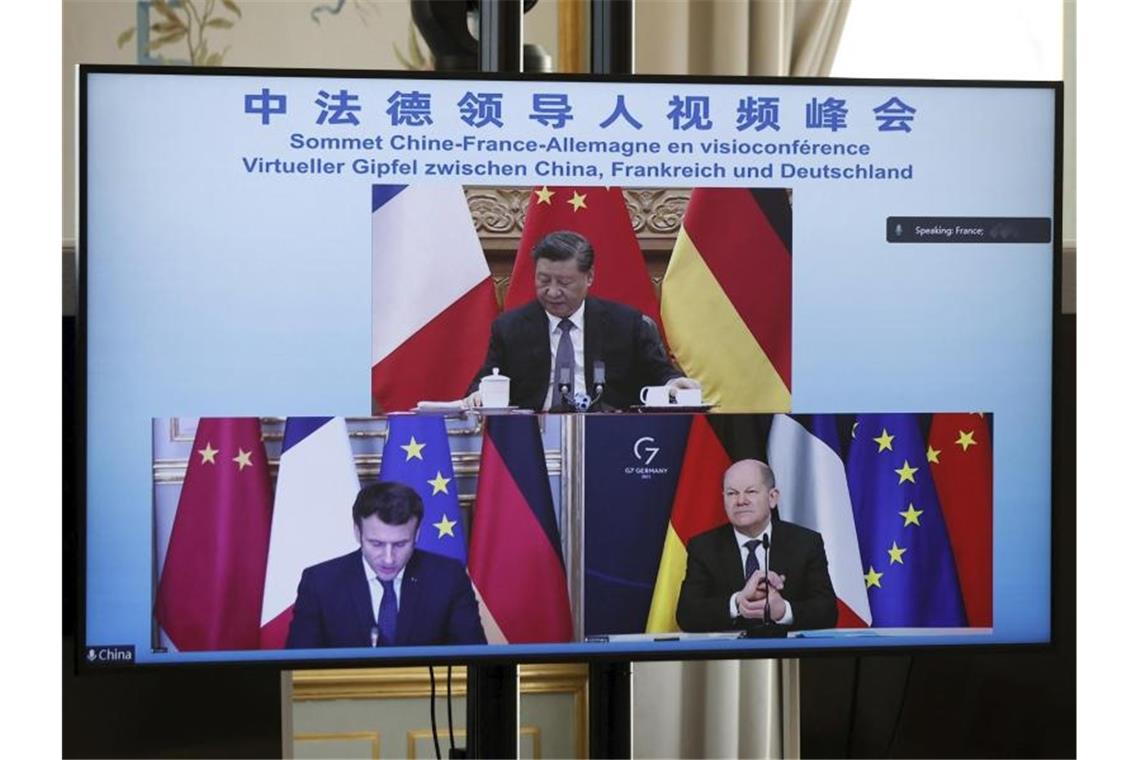 Xi spricht mit Scholz und Macron Emmanuel Macron (unten,l.), Olaf Scholz (unten,r.) und Xi Jinping während der Videokonferenz. Foto: Benoit Tessier/Reuters/AP/dpa