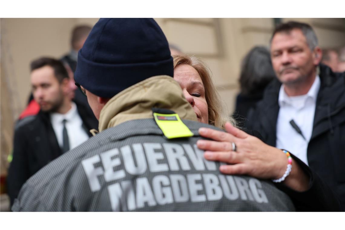 Emotionale Szenen: Bundesinnenministerin Faeser tauschte sich mit Rettern aus.