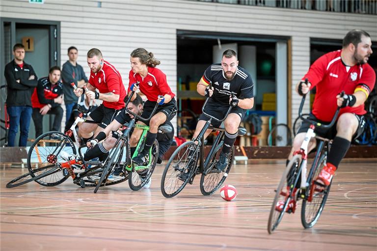 Enge Duelle und große Rasanz. Björn Bootsmann (am Ball) hat dabei mit Waldrems den fünften Titel in Folge im Blick. Foto: Alexander Becher