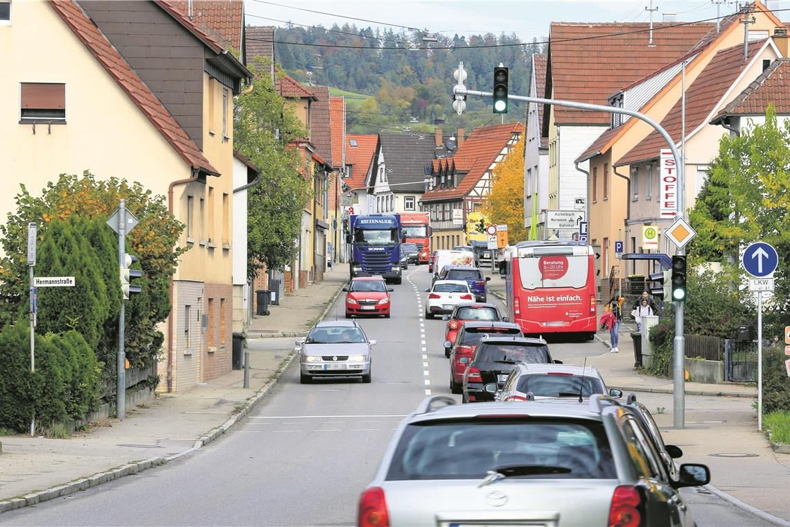 Oppenweiler will die Ortsmitte aufwerten Enger Gehweg, viel Verkehr: In der Ortsmitte von Oppenweiler hält sich keiner besonders gerne auf. Foto: A. Becher