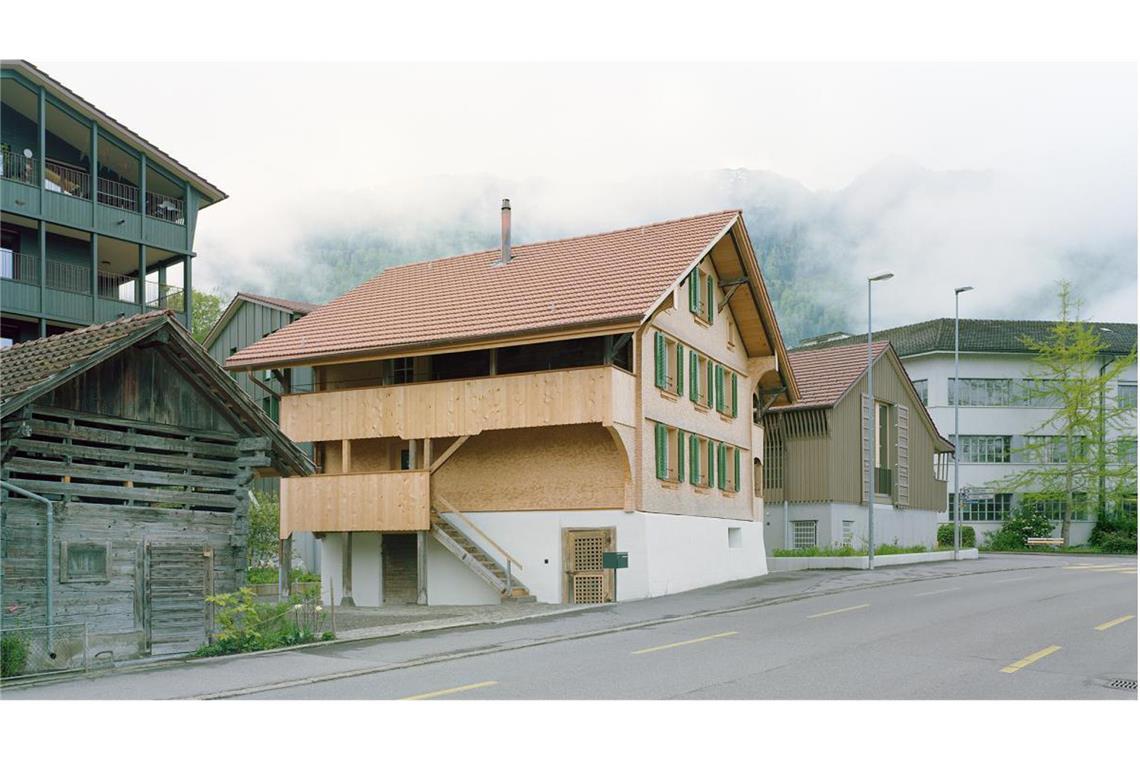 Engere Wahl: Der „Spalihof“ in Sachseln in der Schweiz ist eine Verdichtung, Reaktivierung und ein Neubau – alles gemeinsam wertet das Dorf auf.  Über die Auszeichnung freuen sich das Büro Seiler Linhart Architekten, Luzern Sarnen  und die Bauherrschaft Corinne und Josi Wigger-Reinhard aus Sachseln.