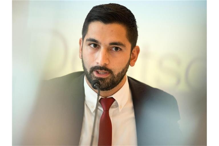 Engin Sanli spricht bei einer Pressekonferenz. Foto: Sina Schuldt/dpa/Archivbild