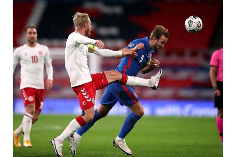 Englands Harry Kane (r) kommt vor dem Dänen Simon Kjaer an den Ball. Foto: Nick Potts/PA Wire/dpa