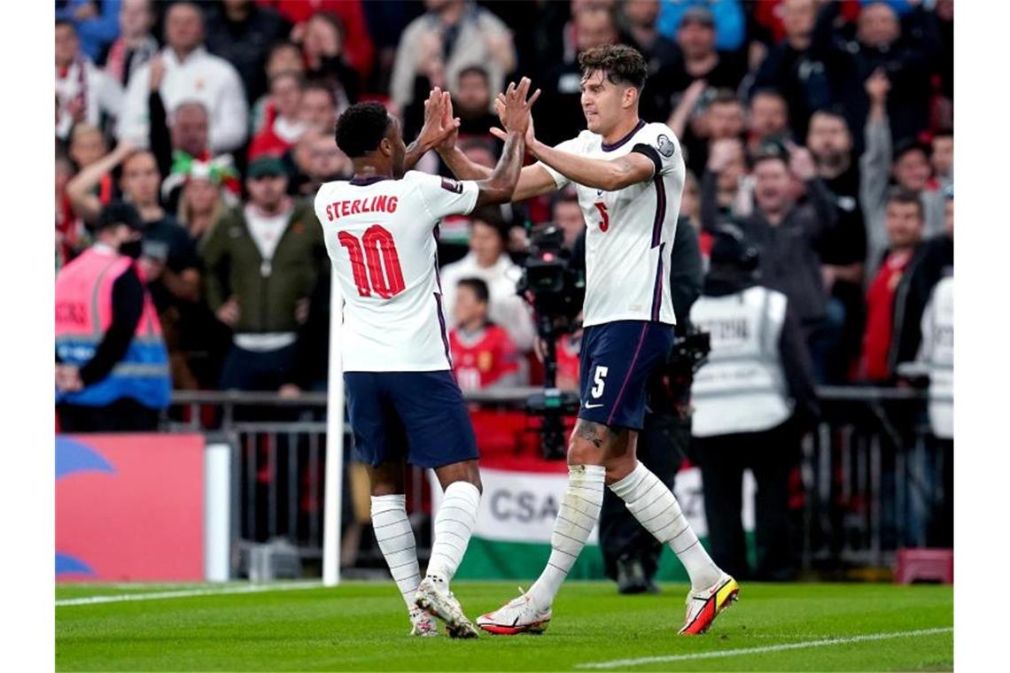 Dänemark löst vorzeitig WM-Ticket - England nur Remis Englands John Stones (r) jubelt mit seinem Teamkameraden Raheem Sterling über sein Tor zum 1:1. Foto: Nick Potts/PA Wire/dpa