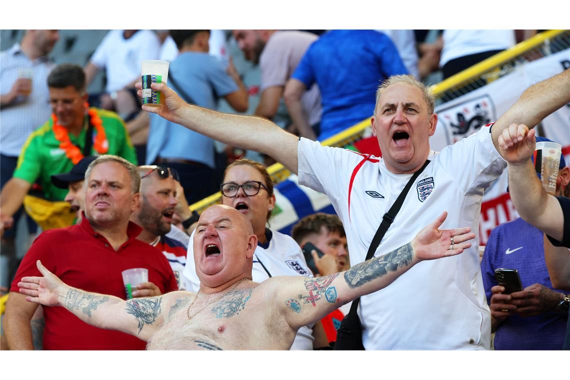 Englische Fans feiern im Stadion vor dem Halbfinale der Fußball-EM gegen die Niederlande.