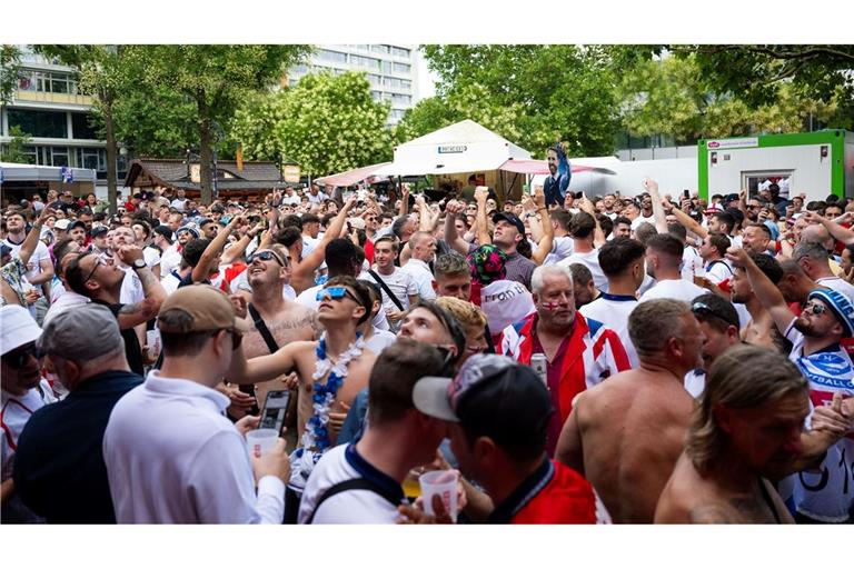 Englische Fans feiern vor dem EM-Finale in Berlin.