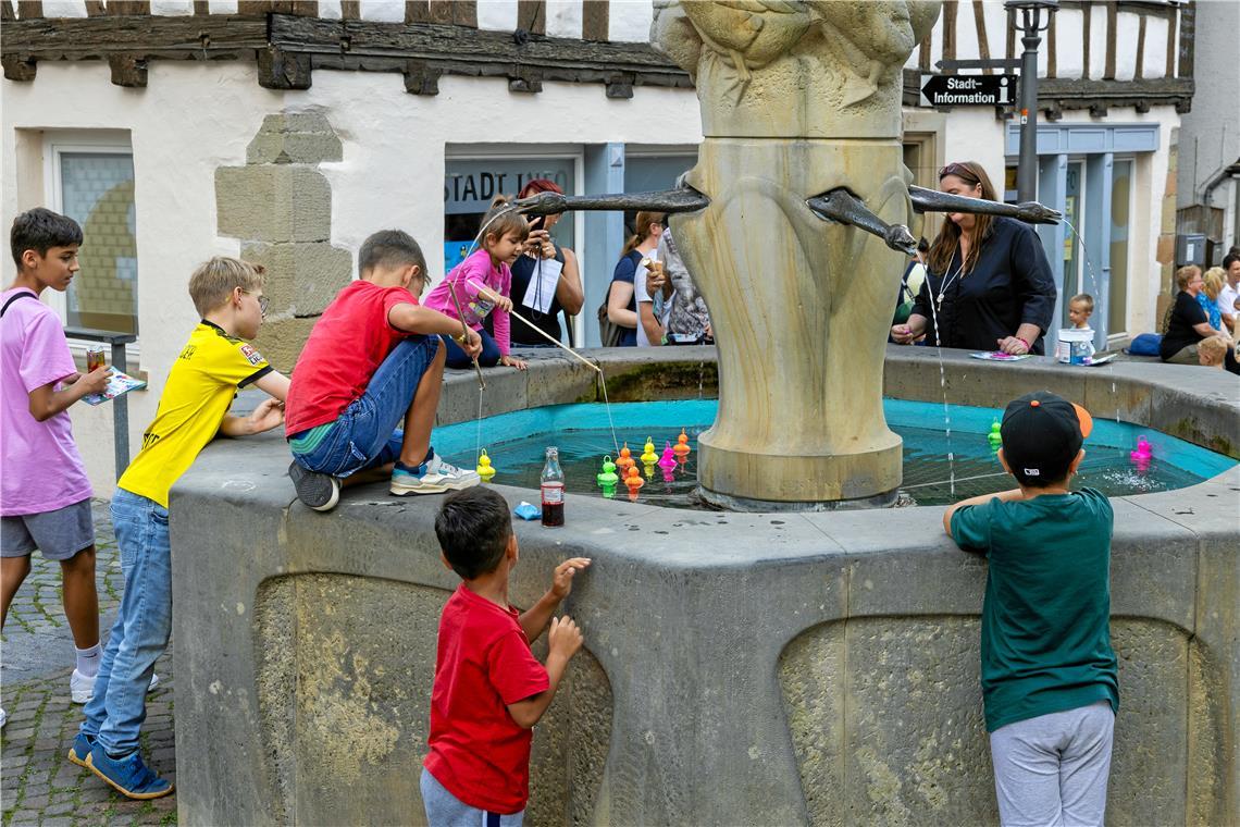 Enten angeln am Gändebrunnen