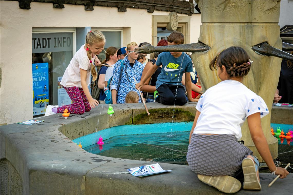 Enten angeln am Gändebrunnen.