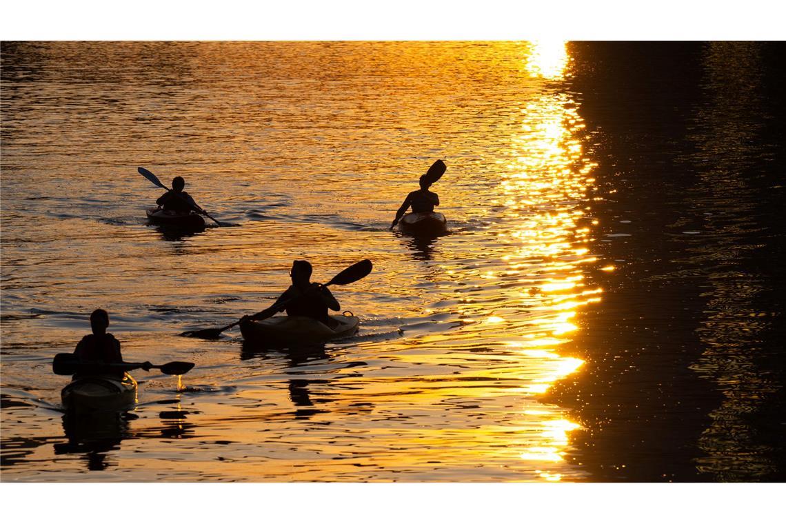 Entspannung auf dem Wasser. Kanuten paddeln auf dem Main.