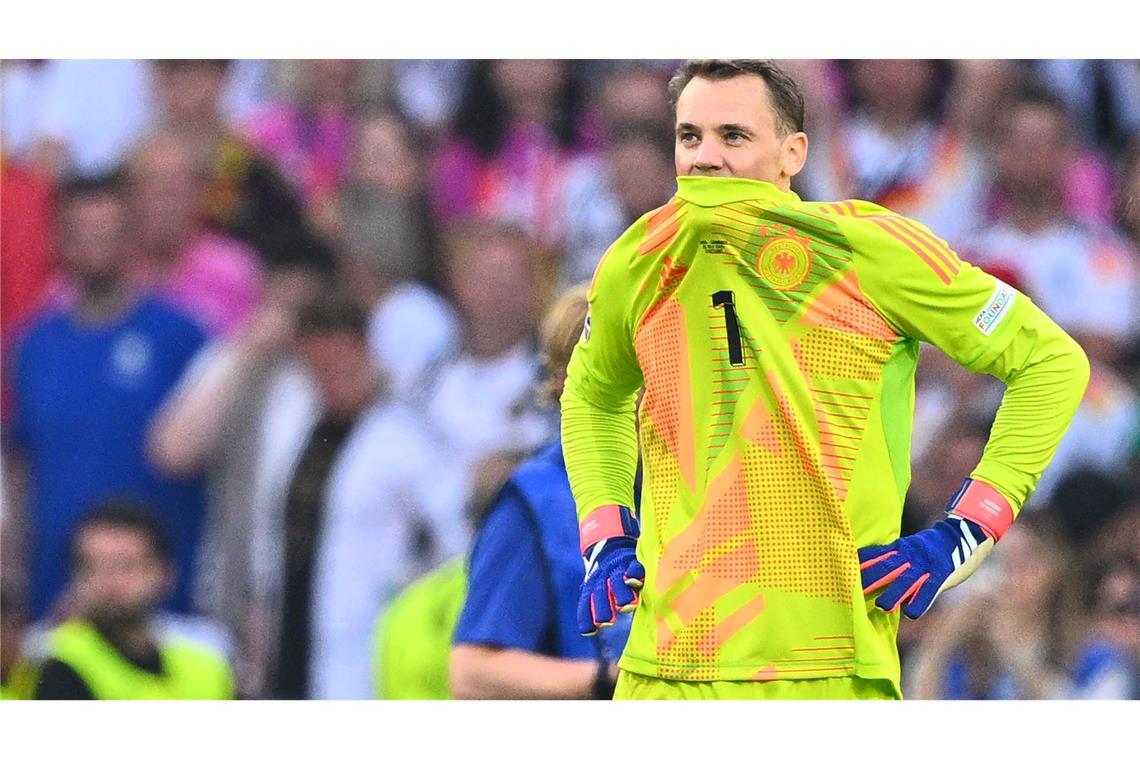 Enttäuscht steht Manuel Neuer nach dem verlorenen Vietelfinale gegen Spanien bei der Fußball-EM auf dem Spielfeld