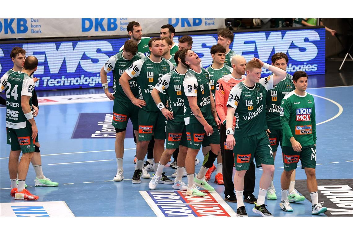 Enttäuschte Frisch-Auf-Handballer nach der Heimniederlage gegen  den SC Magdeburg.