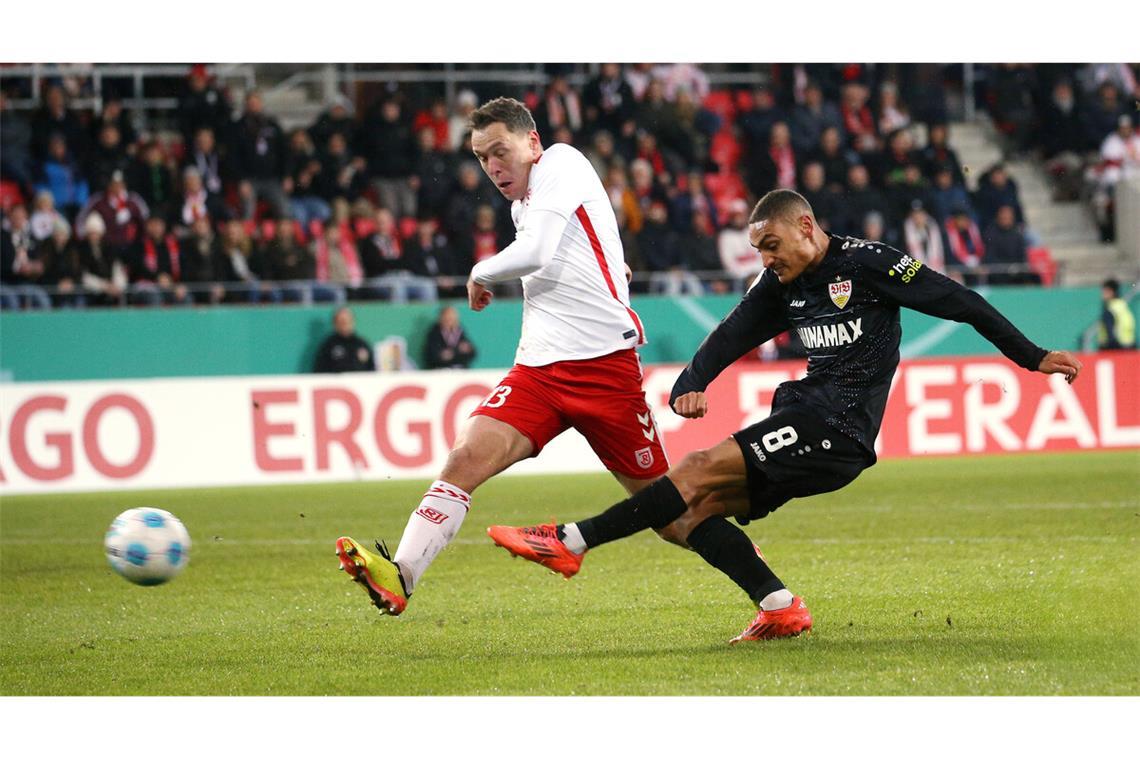 Enzo Millot (re.) öffnet die Tür zum Viertelfinale – der Mittelfeldspieler des VfB Stuttgart trifft zum 1:0 gegen den SSV Jahn Regensburg.