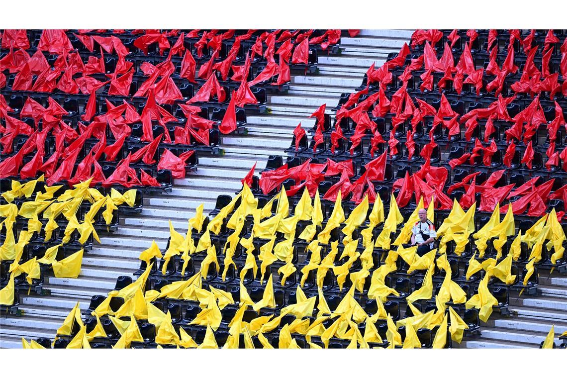 Er konnte es wohl nicht abwarten: Ein Fan der deutschen Nationalmannschaft sitzt vor dem Spiel gegen die Schweiz alleine auf der Tribüne des Frankfurter Stadions.