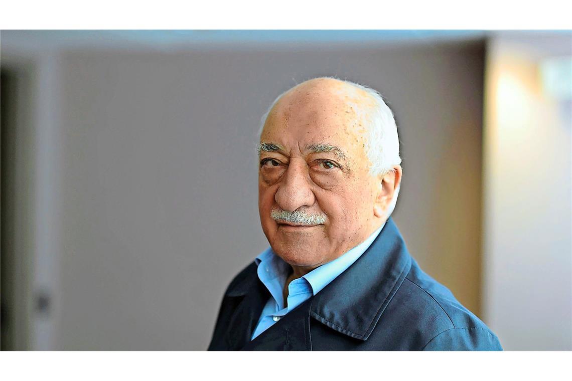 Er war einer der größten Gegner des türkischen Präsidenten Recep Tayyip Erdogan. Nun ist Fethullah Gülen mit 83 Jahren in einem US-Krankenhaus gestorben.