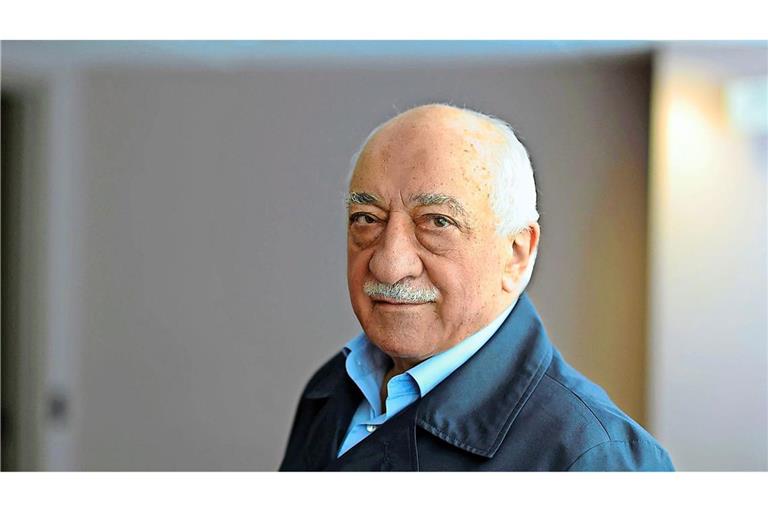 Er war einer der größten Gegner des türkischen Präsidenten Recep Tayyip Erdogan. Nun ist Fethullah Gülen mit 83 Jahren in einem US-Krankenhaus gestorben.