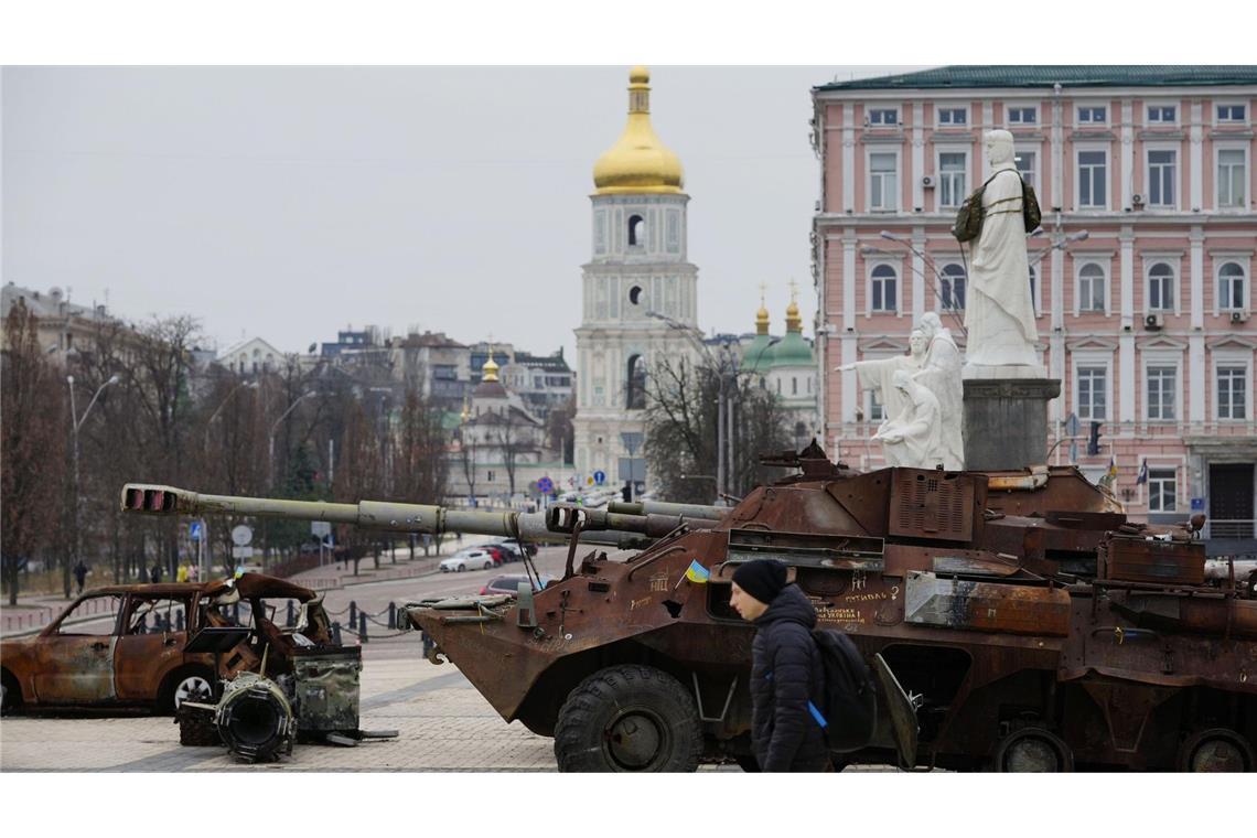 Erbeuteteürussische Kriegsgeräte auf einem Platz in der ukrainischen Hauptstadt Kiew.
