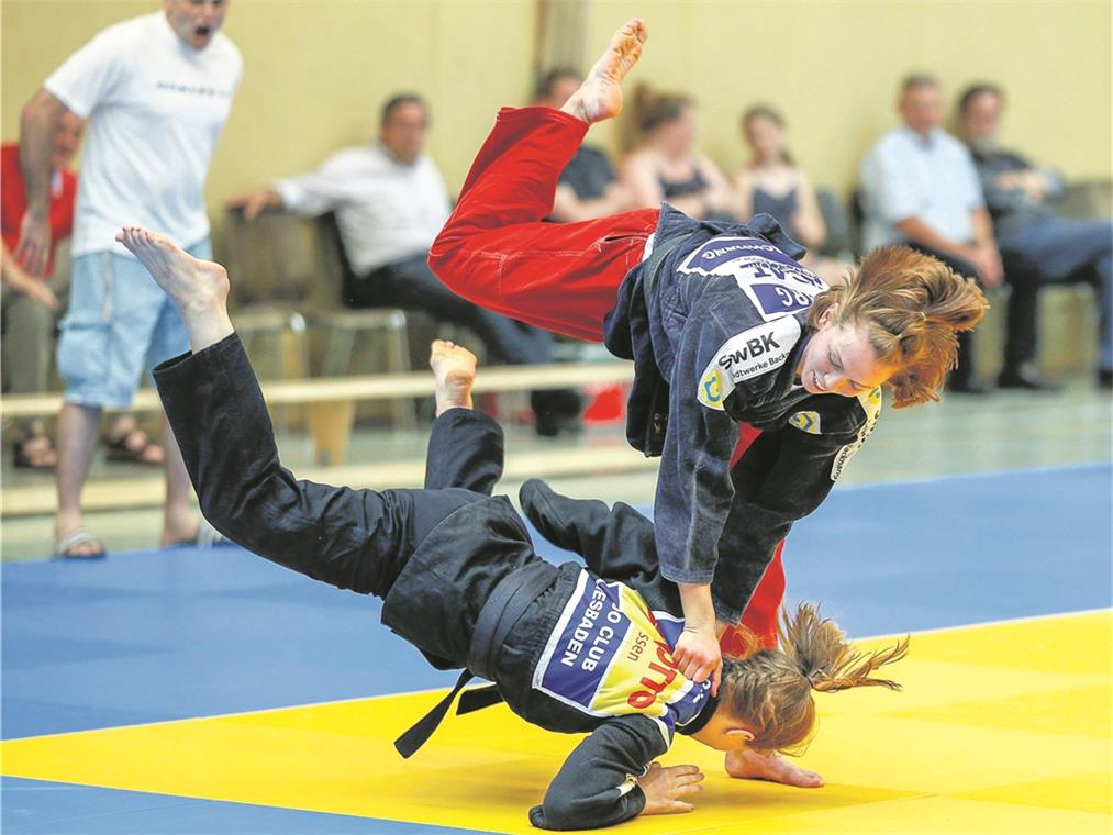 Ein gutes Ende eines engen Duells Erbrachte mit Backnangs Judofrauen eine umwerfende Leistung: Die junge Sarah Mäkelburg (stehend), zwei Punkte zum 8:6 beisteuerte. Foto: A. Becher