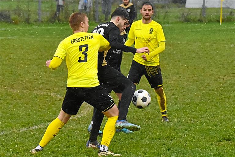 Erbstettens Christian Necker bedrängt Viktoria-Spieler Samed Haber. Am Ende werden die Punkte geteilt. Foto: Tobias Sellmaier