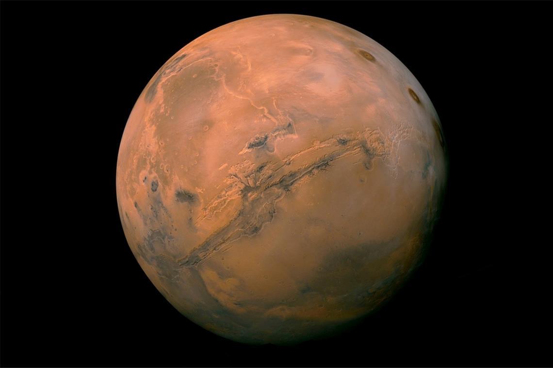 Erfahren Sie, wie lange ein Flug zum Mars dauert und welche Flugdauer verschiedene Marsmissionen in der Vergangenheit hatten.