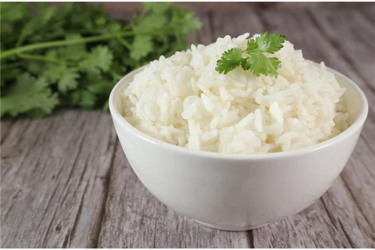 Erfahren Sie, wie man Reis in der Mikrowelle kochen kann. (Anleitung in 4 Schritten)