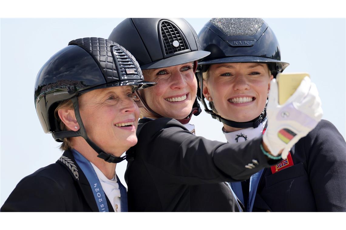 Erfolg für die Dressurreiterinnen. Deutschlands Jessica von Bredow-Werndl (M) gewinnt Gold, Deutschlands Isabell Werth gewinnt Silber und die Britin Charlotte Fry gewinnt Bronze bei den Olympischen Spielen.