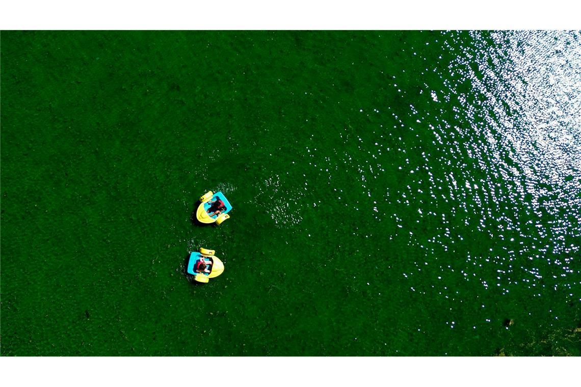 Erfrischung auf dem Wasser: Kinder sind mit Tretbooten auf einem See im Park Northala Fields.