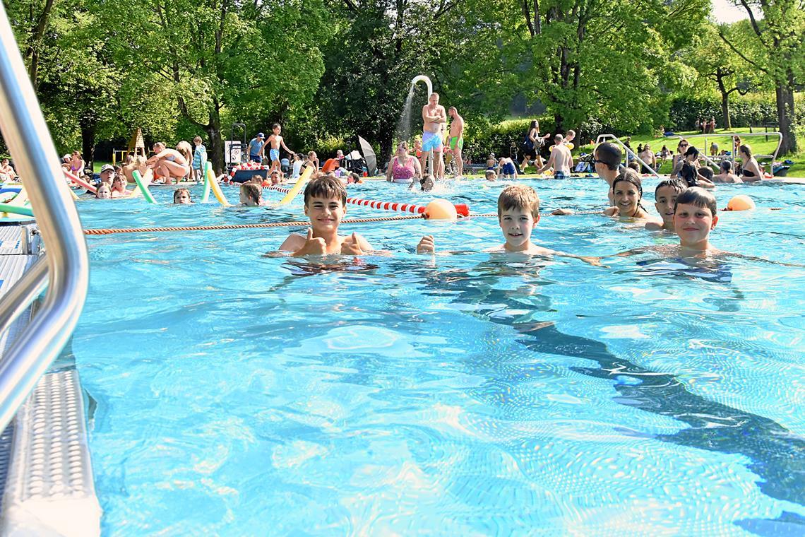 Erges (von links vorne), Daniel und Daris genießen den ersten Tag der Wiedereröffnung im Bädle in Erbstetten. Foto: Tobias Sellmaier