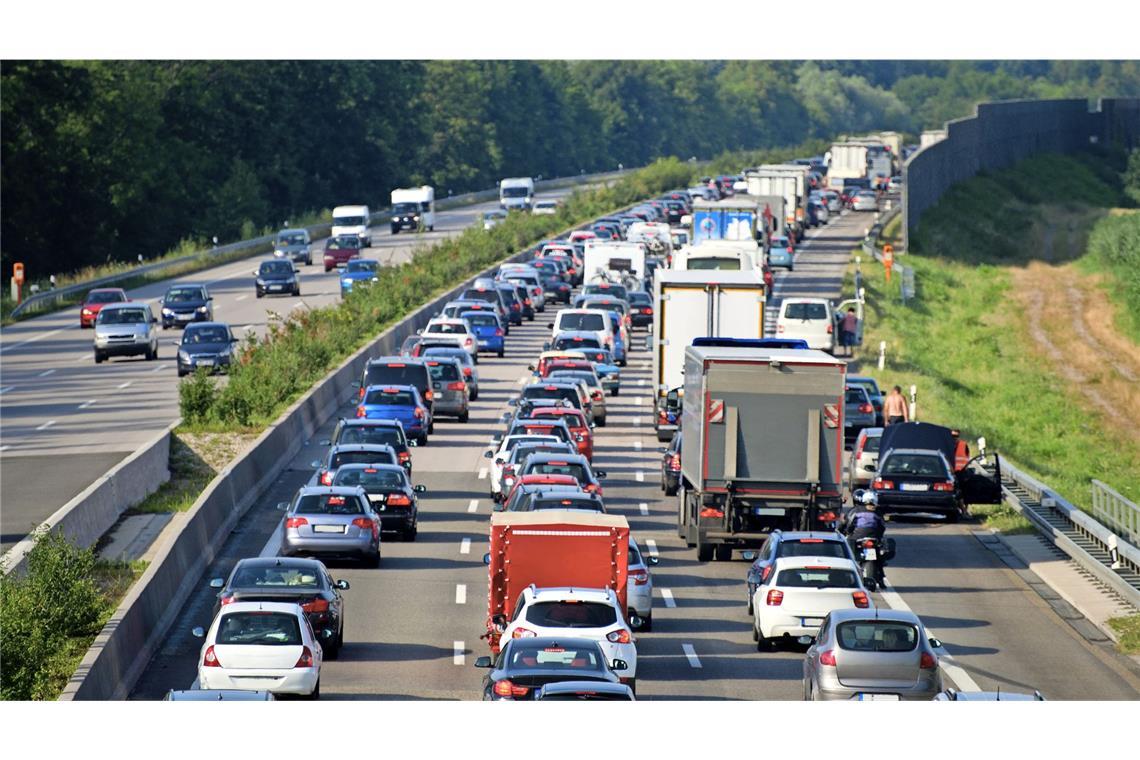 Erhebliche Staugefahr besteht laut ADAC auf den Fernstraßen von und zur Nord- und Ostsee, in Süddeutschland sowie in den Großräumen Hamburg, Köln, Berlin und München.(Symbolbild)