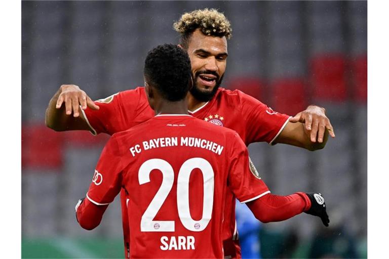 Eric Maxim Choupo-Moting (r) und Bouna Sarr vom FC Bayern München jubeln über den 1:0 Treffer gegen den 1. FC Düren durch Choupo-Moting. Foto: Peter Kneffel/dpa