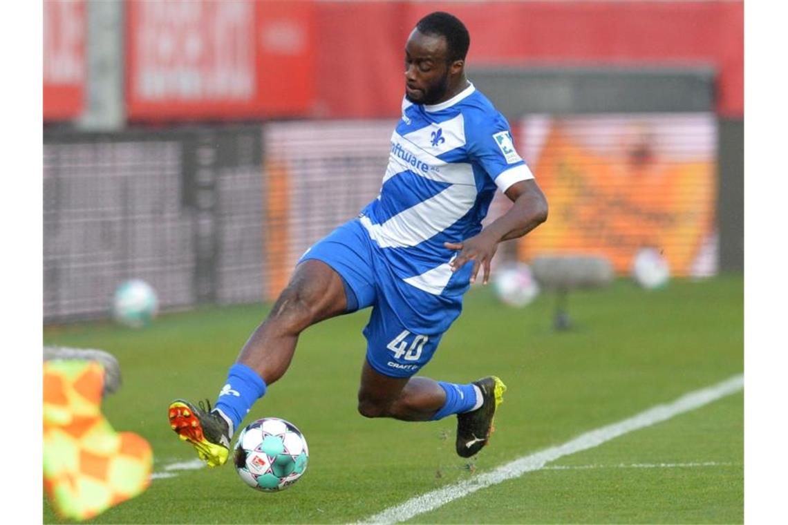 Erich Berko von Darmstadt spielt den Ball. Foto: Timm Schamberger/dpa/Archivbild