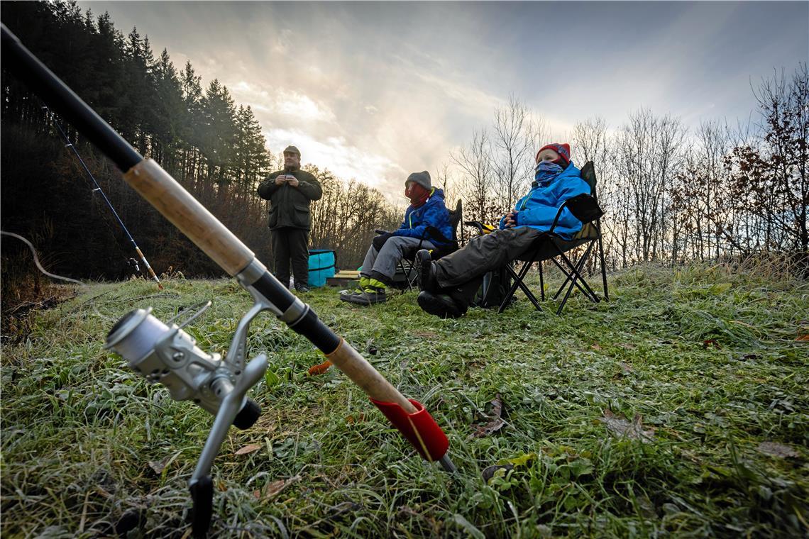 Erik (rechts), Hendrik (Mitte) und Karl-Heinz Vogel trotzen der Kälte und haben ihre Angeln ausgeworfen. Foto: Alexander Becher