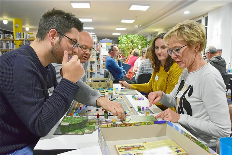 „Erklärbär“ Bernd (hinten links) zeigt Kai (von links), Marina und Christine, wie ihr ausgesuchtes Spiel funktioniert. Foto: Tobias Sellmaier