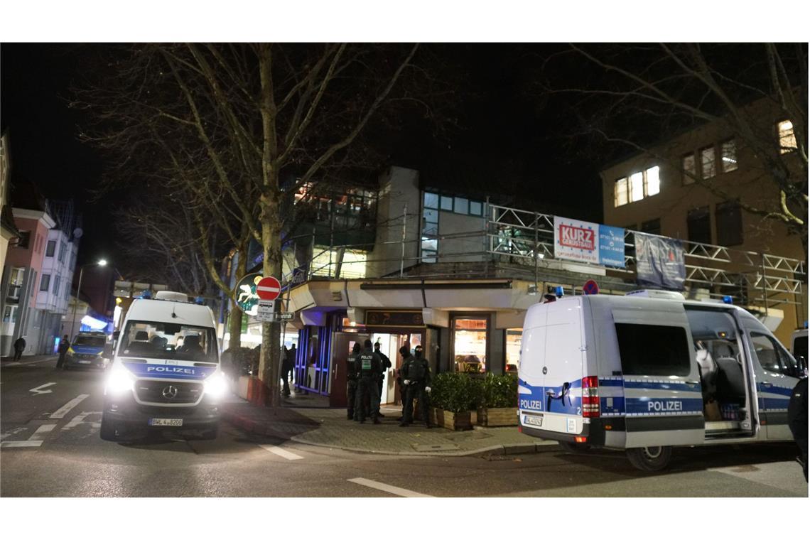 Ermittler durchsuchen seit dem Abend mehrere Gaststätten in der Göppinger Innenstadt.