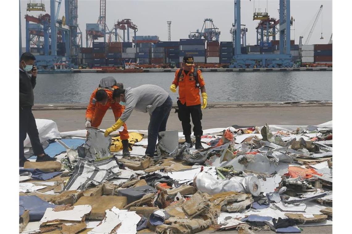 Boeing-Chef Muilenburg stürzt über 737-Max-Debakel Ermittler untersuchen Wrackteile der Boeing 737 Max 8 der Lion Air an der Absturzstelle. Foto: Tatan Syuflana/AP/dpa
