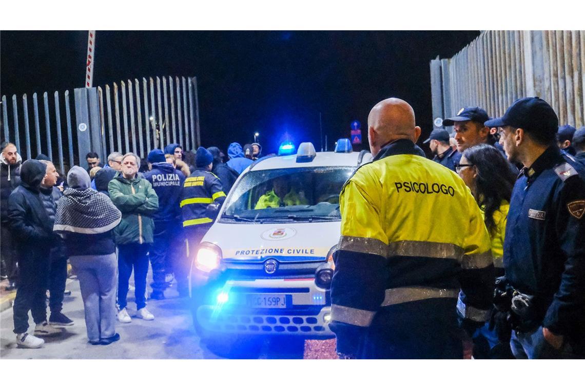 Erneut bebt die Erde in den Phlegräischen Feldern. Menschen laufen verängstigt auf die Straße.