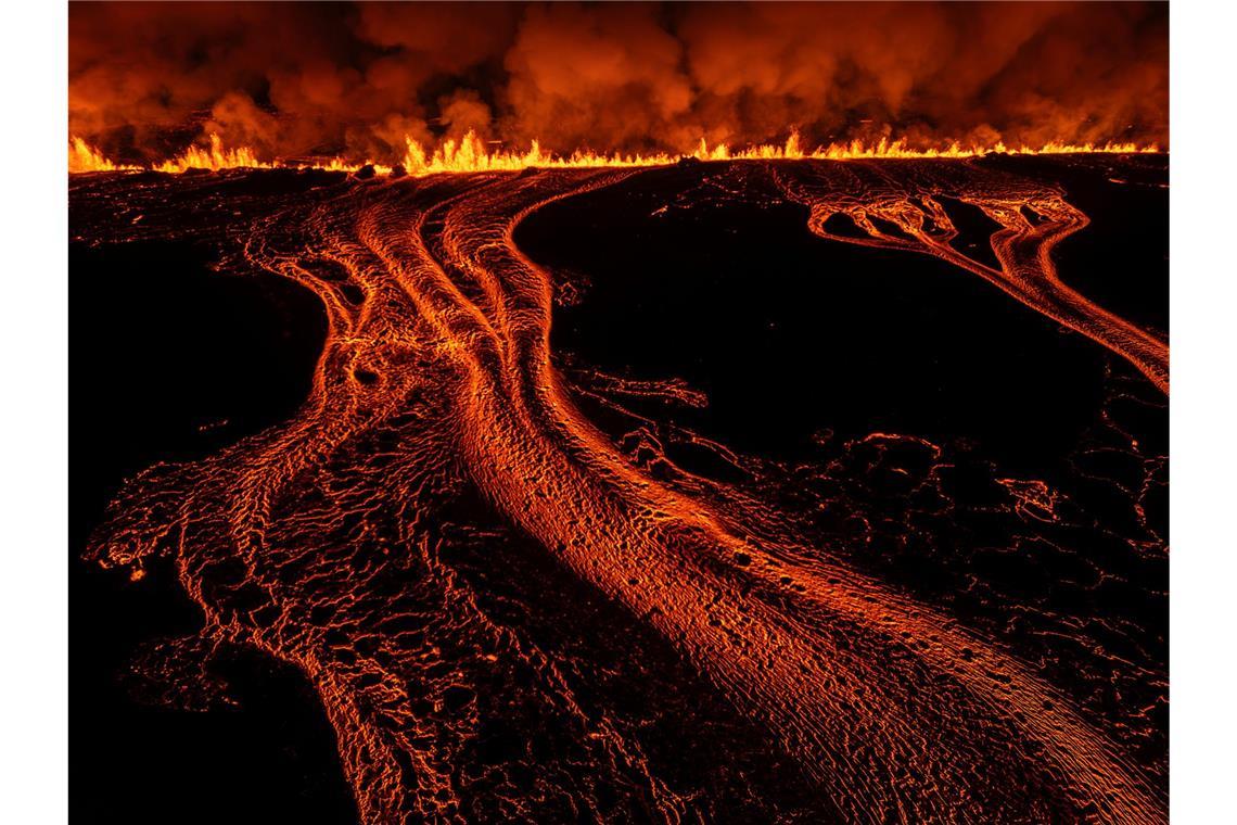 Erneut sprudelt  glutrote Lava aus einem länglichen Erdriss auf der Reykjanes-Halbinsel.