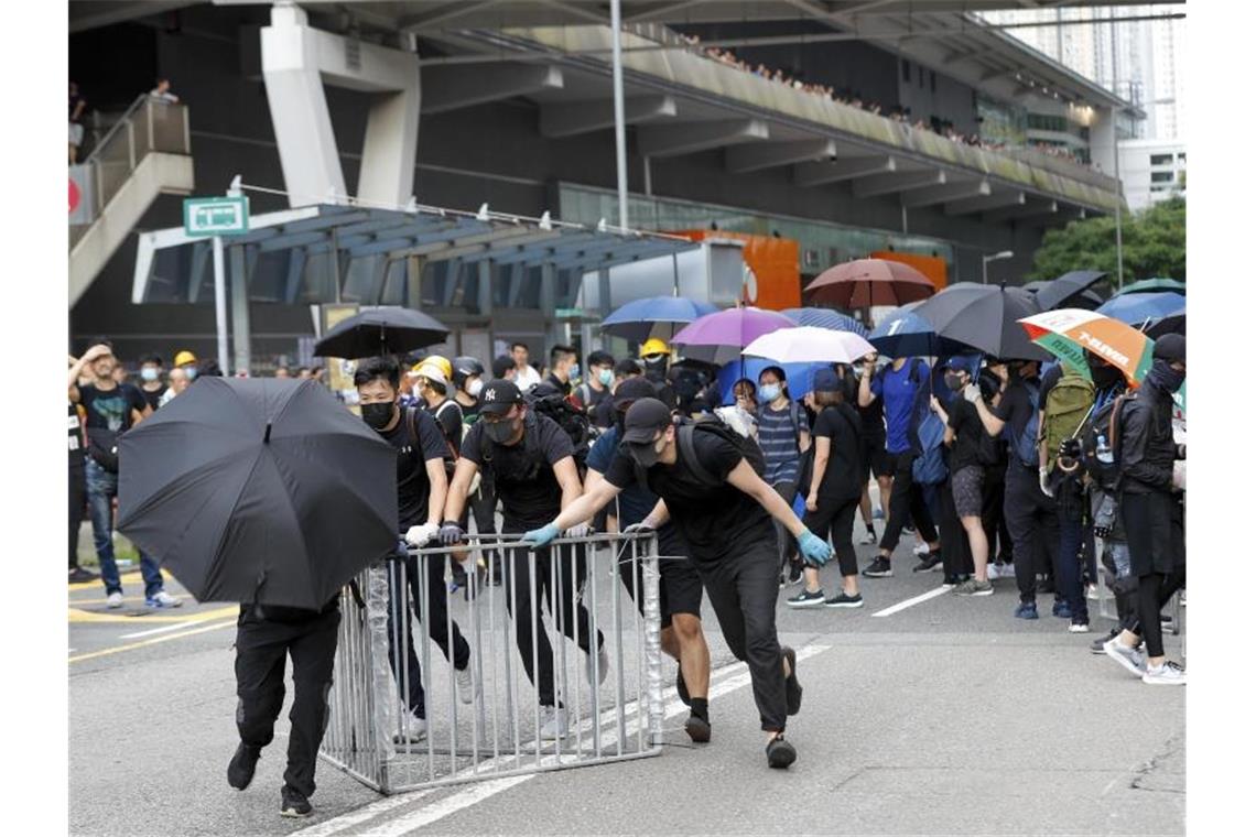 Erneut zogen Tausende Demonstranten aus Protest gegen die Regierung durch Hongkong. Foto: Vincent Thian/AP