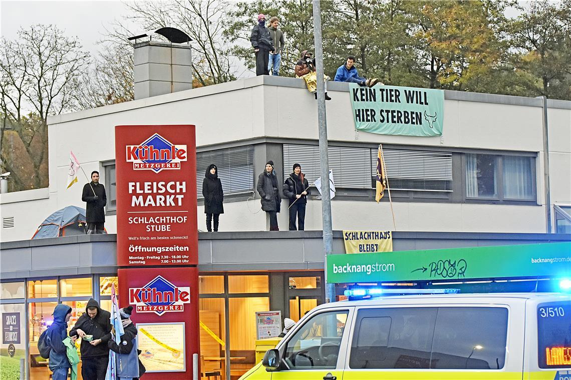 Erneute Demo vor der Metzgerei Kühnle in Backnang am frühen Freitagmorgen. Foto: Tobias Sellmaier