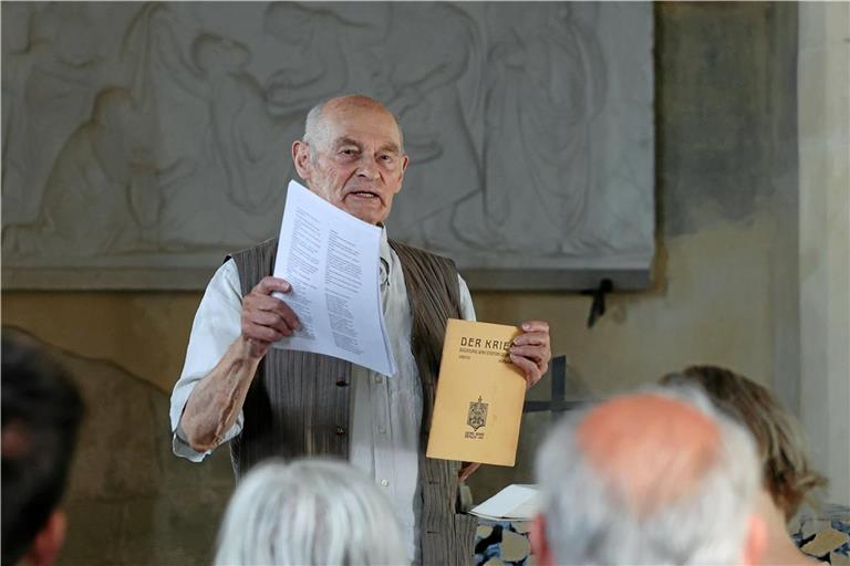 Ernst Hövelborn vom Arbeitskreis „Erinnern und Gedenken“ in der Kapelle. Foto: Alexander Becher