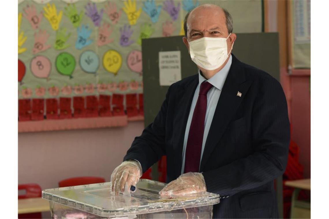 Partei von Präsident Tatar gewinnt Wahl in Nordzypern Ersin Tatar während seiner Stimmabgabe in Nikosia. Foto: Nedim Enginsoy/AP/dpa