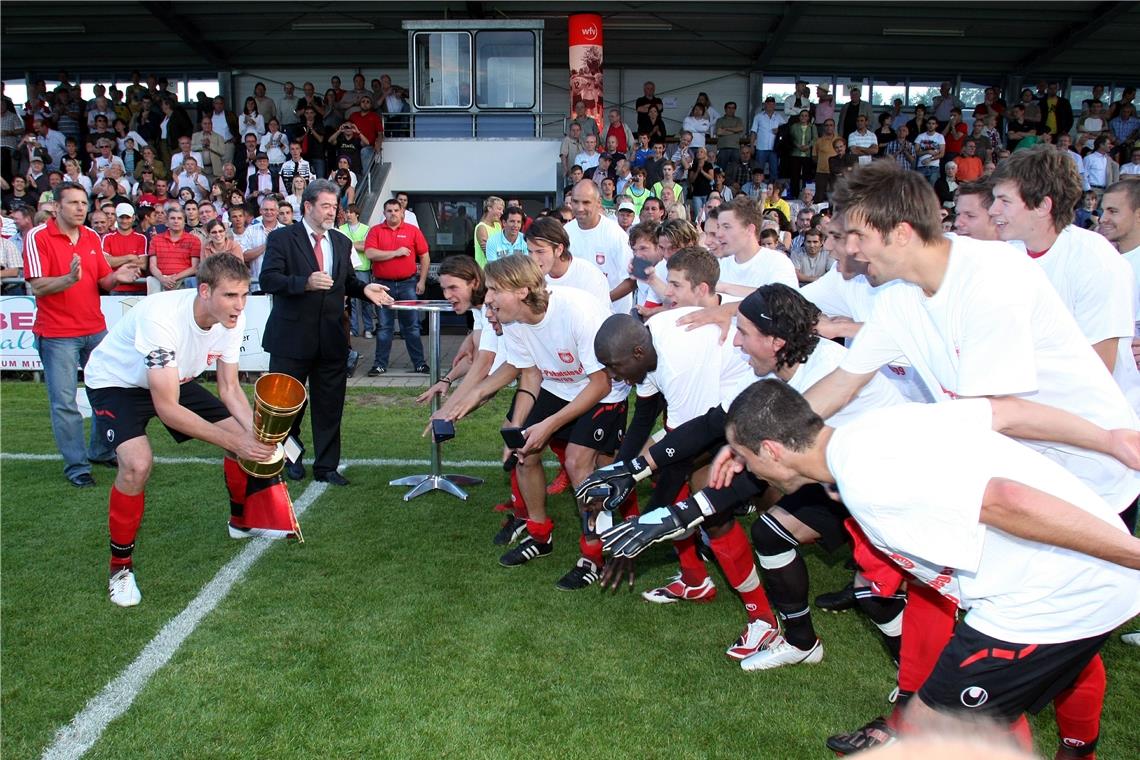 Riesiger Jubel und ein riesiges Fiasko Erst Oberliga-Meister, dann WFV-Pokalsieger. Die Elf um Kapitän Dennis Grab (links) hatte im Sommer 2009 genügend Feiergründe. Foto: A. Wahl